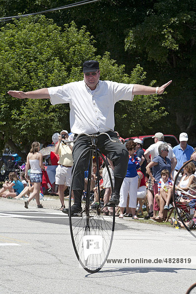 Antikes Hochrad bei der Parade zum 4. Juli  Unabhängigkeitstag  in einer kleinen Stadt in New England  Amherst  New Hampshire  USA