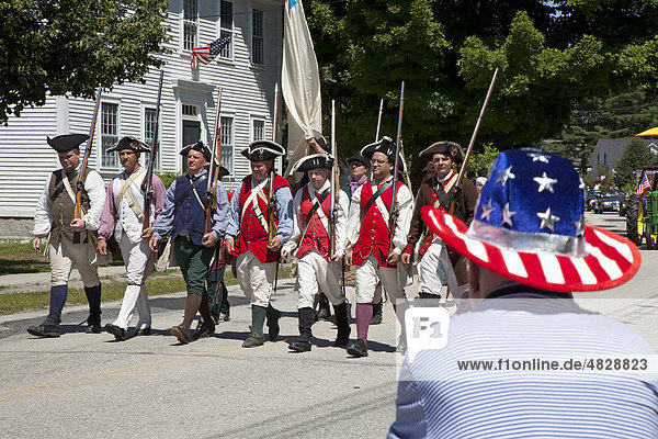 Neuinszenierung von Soldaten des First New Hampshire Regiments aus dem Unabhängigkeitskrieg bei der Parade zum 4. Juli  Unabhängigkeitstag  in einer kleinen Stadt in New England  Amherst  New Hampshire  USA
