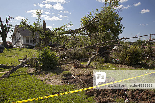 Durch einen Tornado beschädigtes Haus und Bäume  Dundee  Michigan  USA