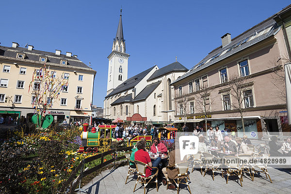 Rathausplatz mit Pfarrkirche St. Jakob  Ostermarkt  Villach  Kärnten  Österreich  Europa