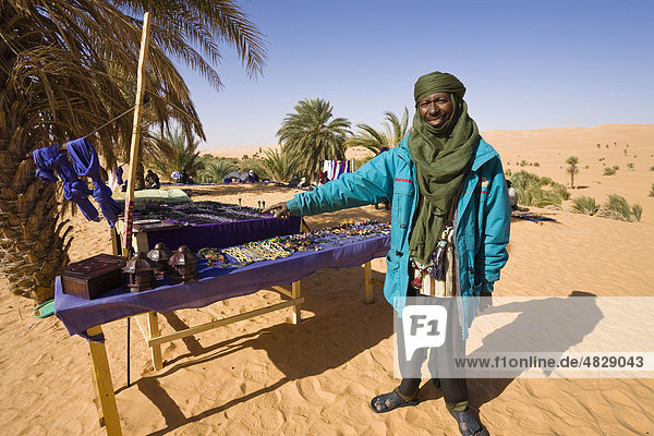 Tuareg selling souvenirs in the Libyan desert  Um el Ma Oasis  Libya  North Africa  Africa