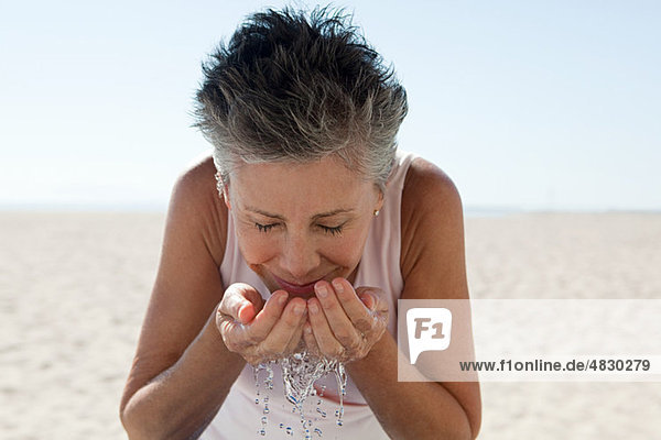 ältere Frau waschen Gesicht