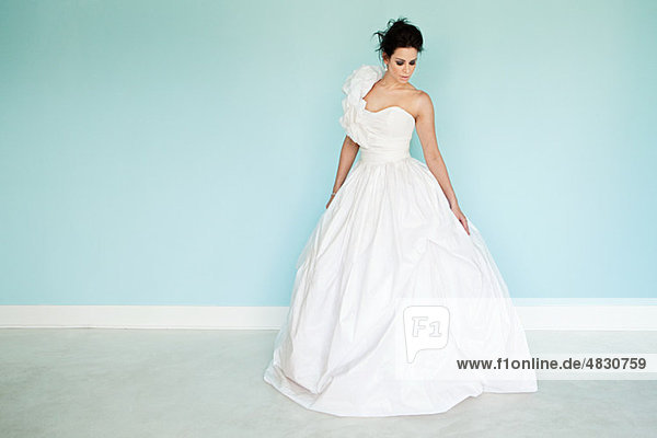 Junge Frau im weißen Hochzeitskleid  Studioaufnahme