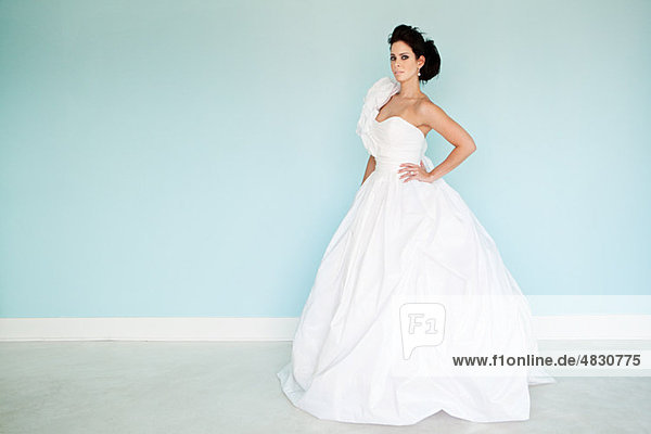 Junge Frau im weißen Hochzeitskleid  Studioaufnahme