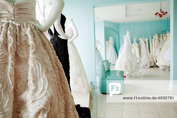 Auswahl an Brautkleidern in der Boutique