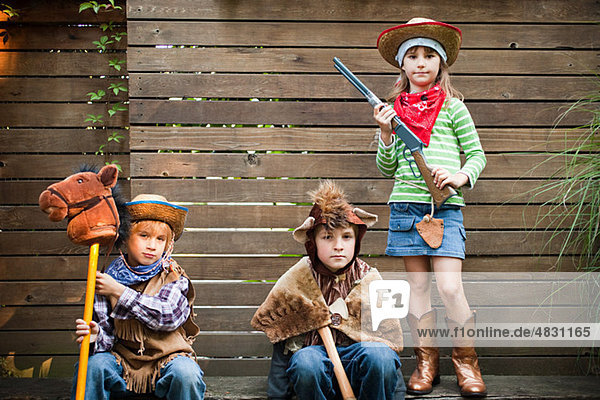 Kinder verkleidet als Cowgirl  Bär und Cowboy