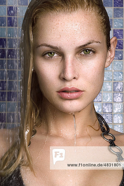 Junge Frau in der Dusche  Portrait