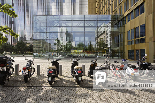 Deutschland  Berlin  Mopeds vor dem Axel Springer Verlag geparkt