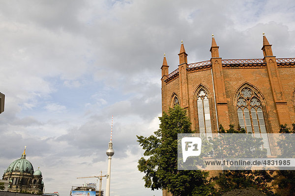 Deutschland  Berlin  Friedrichswerdersche Kirche  Fernsehturm und Berliner Dom sichtbar im Hintergrund