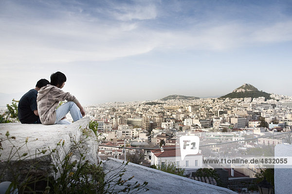 Touristen auf Felsen mit Blick auf Athen  Griechenland und den Berg Lycabettus