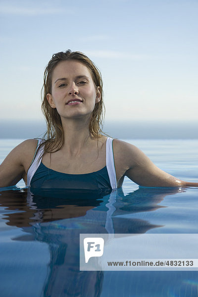 Frau entspannt im Wasser  Porträt