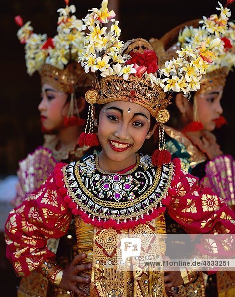 Asien  Asien  Bali  Asien  balinesischen  Kostüme  Kultur  Tanz  Tänzer  erarbeiten  Entertainer  Unterhaltung  Mädchen  Kopfbedeckungen
