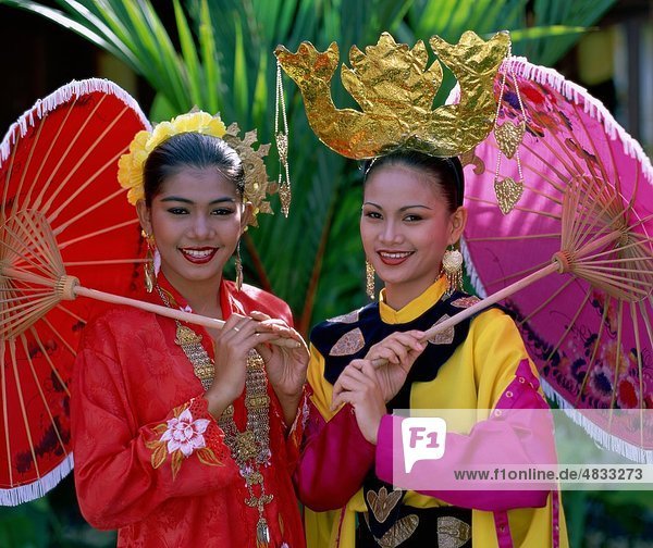 Asia  Asian  Kostüm  freudig  Kopfschmuck  Urlaub  Landmark  Malaysia  im Freien  Sonnenschirme  Menschen  Tourismus  Reisen  Umb
