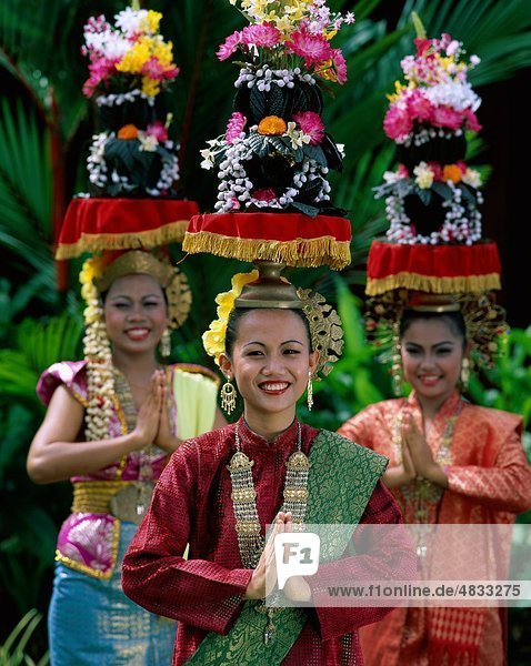 Asia  Asian  Kostüme  Kopfschmuck  Urlaub  Landmark  Malaysia  im Freien  Menschen  lachen  Lächeln  Tourismus  Reisen  Urlaub  WOM