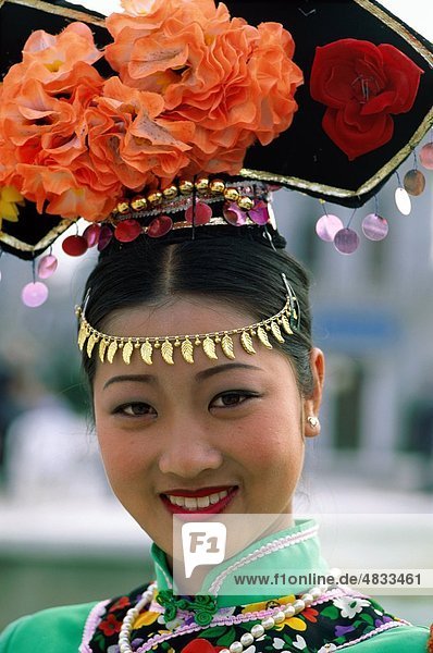 Asien  Asien  China  Chinesisch  Kostüm  Kopfschmuck  Urlaub  Landmark  im Freien  Menschen  Tourismus  Reisen  Urlaub  Frau  Welt  W