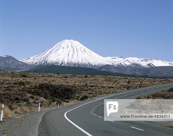 Capped  leere Road  Urlaub  Landmark  Mount Ngarahoe  Mountain  Neuseeland  North Island  Schnee  Tongariro  Tongariro national