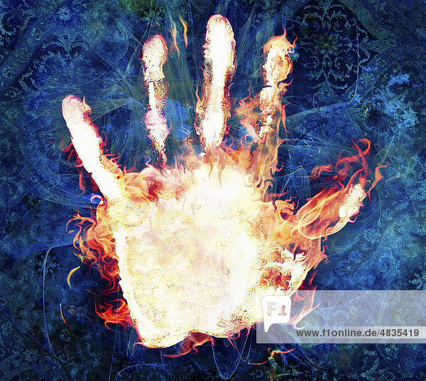 Flammen brennen auf menschlicher Hand