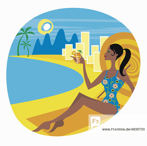 Frau im Urlaub trinkt Cocktail am Strand