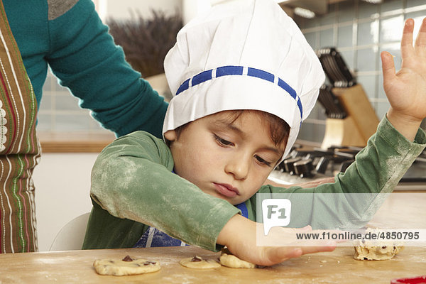Junge - Person Küche Produktion jung Keks