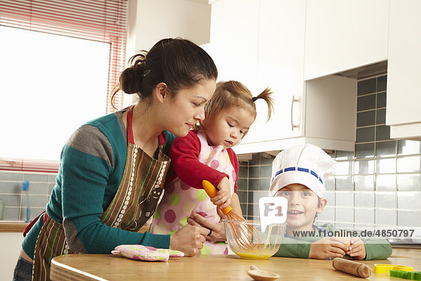 Mutter kocht mit Kindern in der Küche