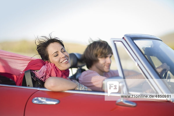 Mann und Frau beim Cabriofahren