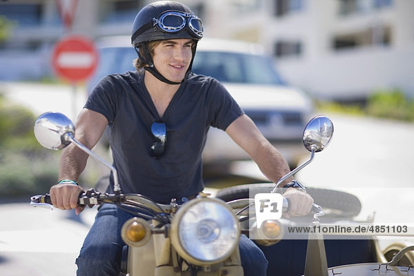 Junger Mann auf dem Motorrad