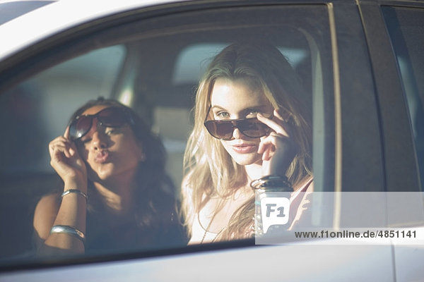 zwei Mädchen mit Sonnenbrille im Auto
