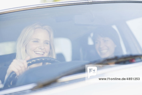 Frauen im Auto sitzend