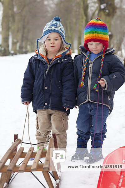 Zwei kleine Jungen im Schnee