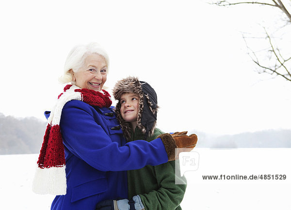 Eine ältere Frau und ein Junge im Schnee
