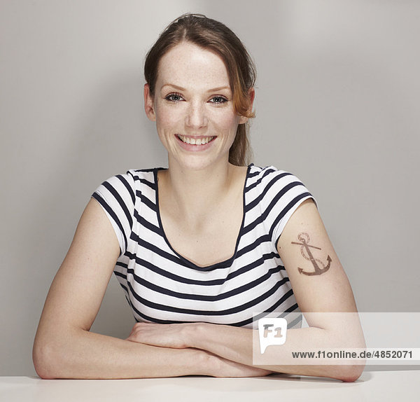 Portrait von Frauen mit Anker-Tatoo