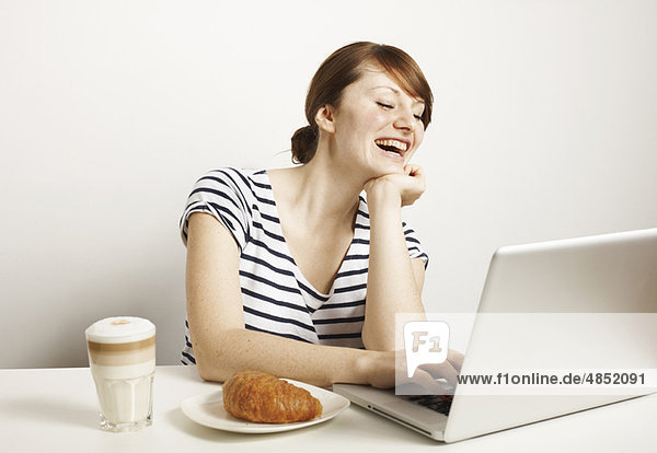 Frauen mit Laptop und Frühstück