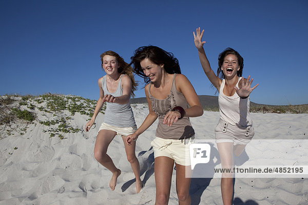 Drei Mädchen  die zur Kamera rennen