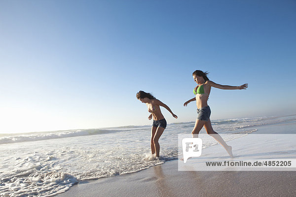 Strand  rennen  2  Mädchen