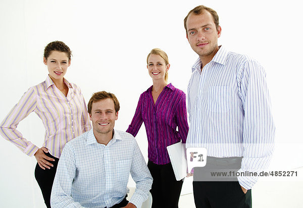 Team von vier selbstbewussten Geschäftsleuten