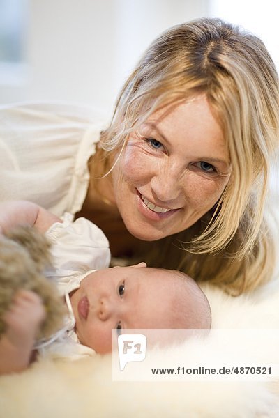 Lächelnde Mutter mit Baby