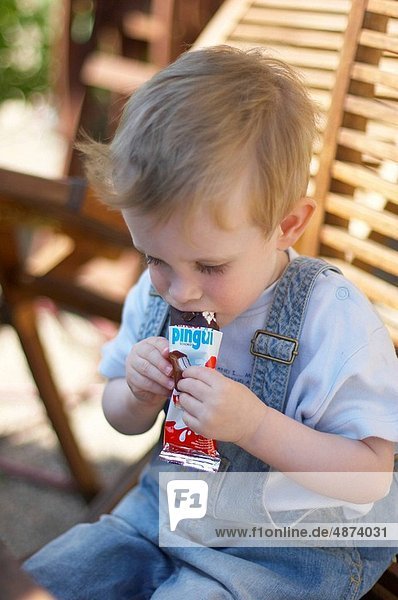 Junge - Person  klein  Schokolade  essen  essend  isst