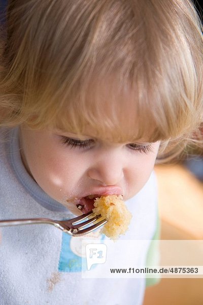 klein Kuchen essen essend isst Mädchen