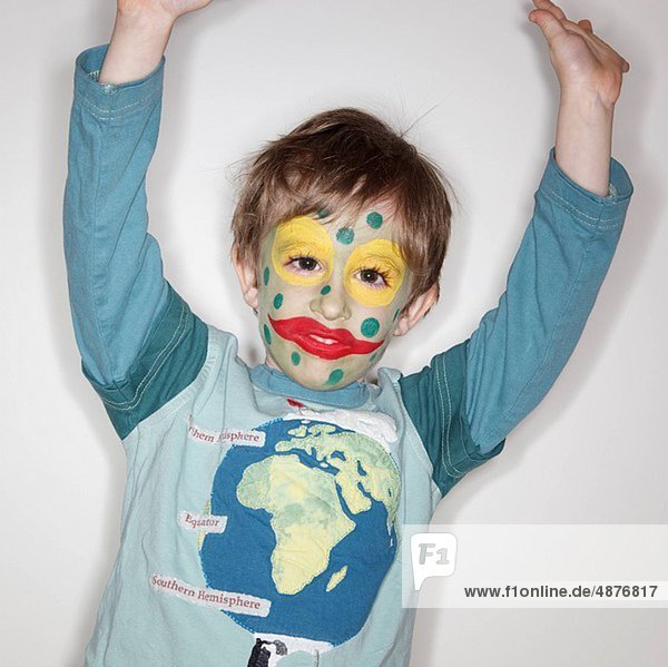 Junge - Person  klein  streichen  streicht  streichend  anstreichen  anstreichend  Karneval
