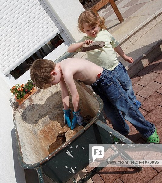 arbeiten Junge - Person Hilfe klein Garten
