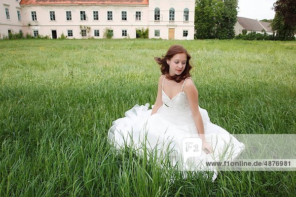 Frau Braut jung Kleid