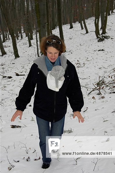 Winter gehen Wald Mutter - Mensch Baby Tragetuch