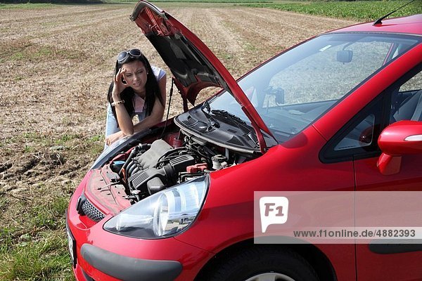 Frau Auto Niederlage jung Burnout Burnout-Syndrom Autopanne Panne Motor Mißerfolg