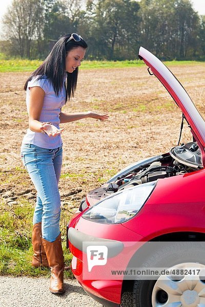 Frau Auto Niederlage jung Burnout Burnout-Syndrom Autopanne Panne Motor Mißerfolg