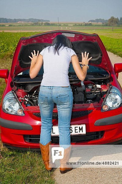 Frau Auto Niederlage jung Burnout Burnout-Syndrom Autopanne Panne Motor Mißerfolg