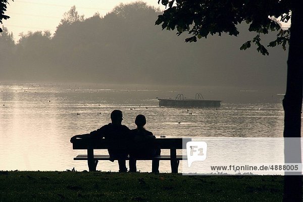 Altes Ehepaar Auf Einer Bank Sitzend Am Chiemsee Oberbayern Bayern Deutschland