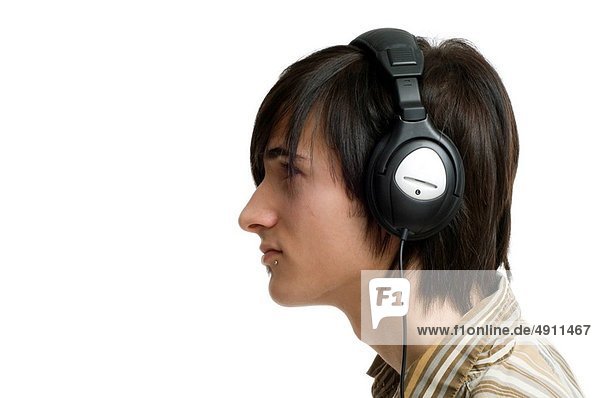 Mann zuhören Kopfhörer weiß Hintergrund Musik jung