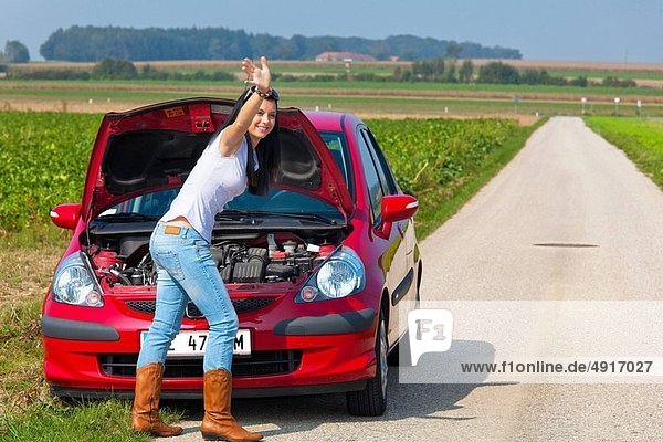 Frau Auto Niederlage jung Burnout Burnout-Syndrom Autopanne Panne Motor Mißerfolg
