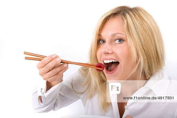 Frau  jung  Himbeere  essen  essend  isst