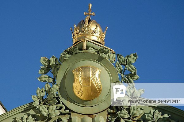 crown detail at the court pavillon of the city railway in Hietzing